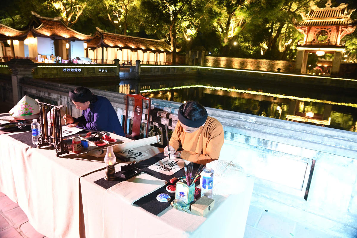 Tiếp nối tinh thần của chương trình trải nghiệm đêm đang được triển khai tại di tích, "Âm sắc Việt" hướng công chúng đến việc cảm nhận Văn Miếu – Quốc Tử Giám không chỉ như một không gian của khoa bảng và học thuật, mà còn là nơi hội tụ và lan tỏa đạo học Việt Nam theo nghĩa đầy đủ và sâu sắc nhất. Ảnh: Phạm Sỹ.
