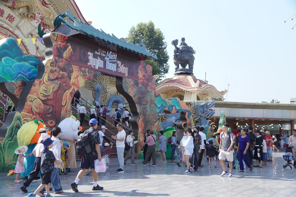 Khu Du lịch Văn hóa Suối Tiên trở thành điểm đến hấp dẫn trong ngày nghỉ. Ảnh: N.T