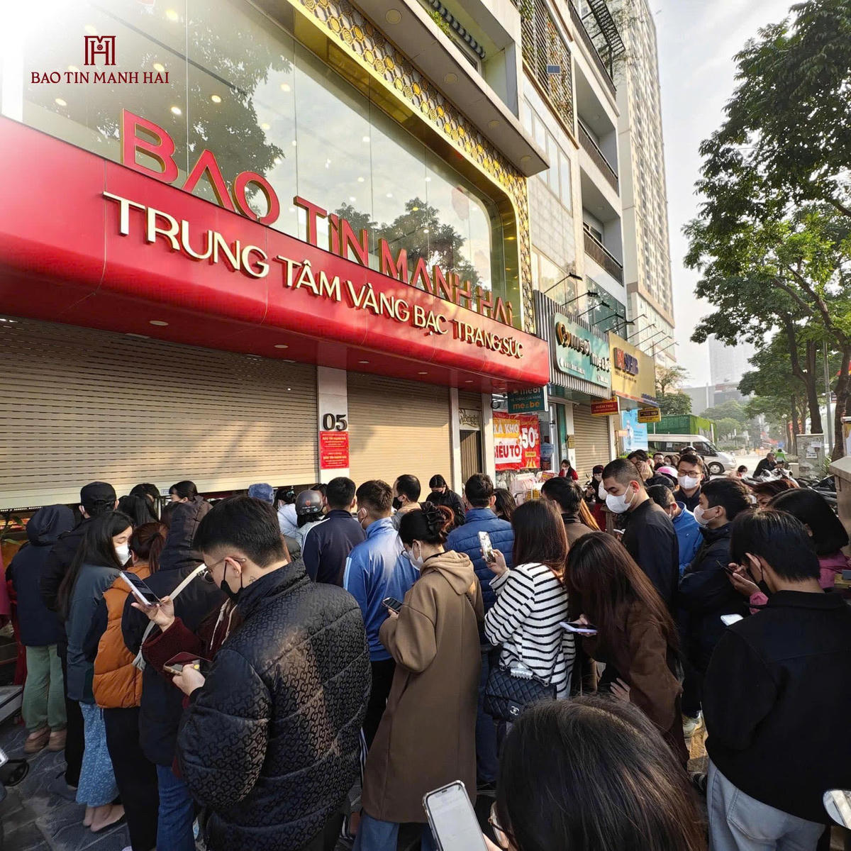 Rộn ràng sáng đầu năm: Dòng người xếp hàng chờ đón "Tiểu Kim Cát" 0,1 chỉ - Tứ Quý Thịnh Vượng tại Bảo Tín Mạnh Hải