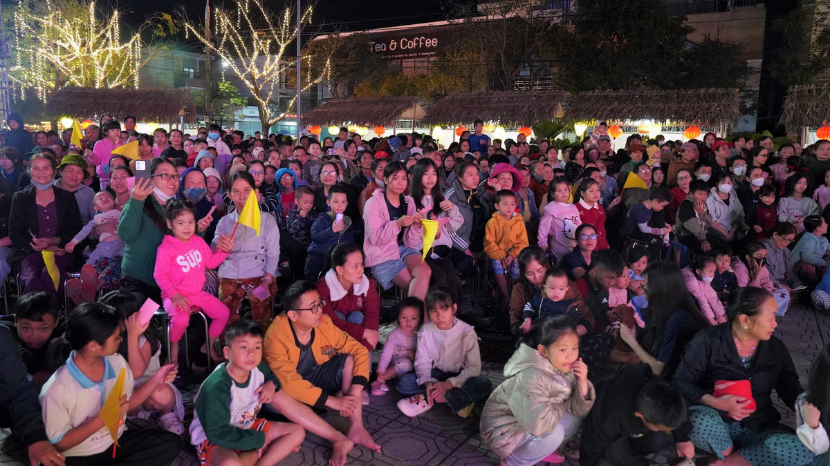 Rất đông người dân theo dõi chương trình văn nghệ chào đón năm mới 2026. Ảnh: CV.