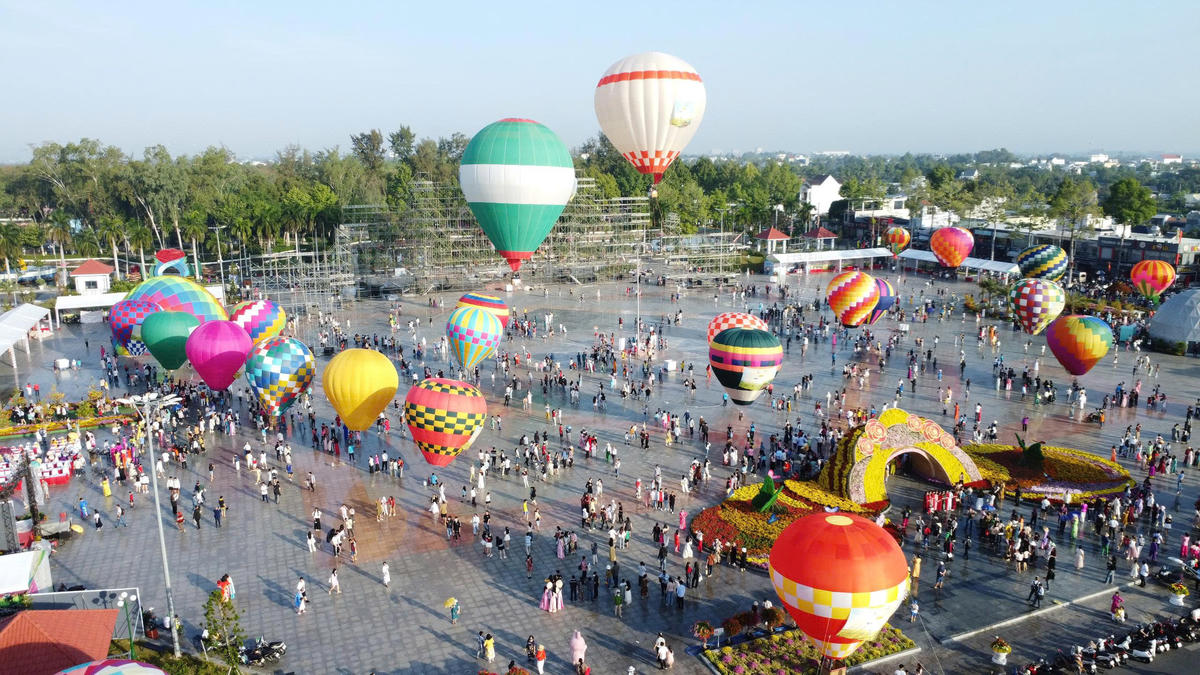 Khinh khí cầu rực rỡ bầu trời Sa Đéc chào năm mới 2026