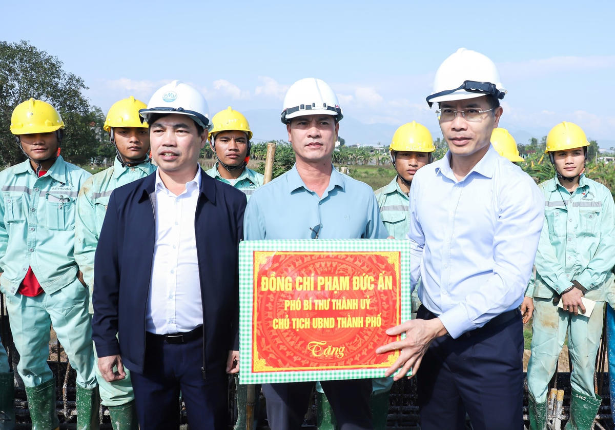 Chủ tịch UBND TP Đà Nẵng Phạm Đức Ấn (bên phải) tặng quà động viên đơn vị thi công Dự án cầu Văn Ly và đường dẫn. Ảnh: CV,