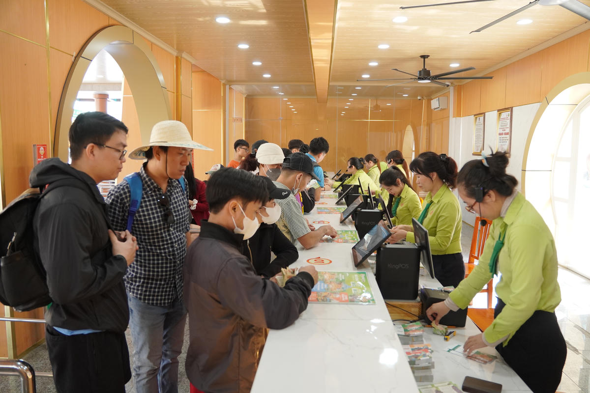 Khu Du lịch Văn hóa Suối Tiên thu hút lượng lớn du khách. Ảnh: N.T