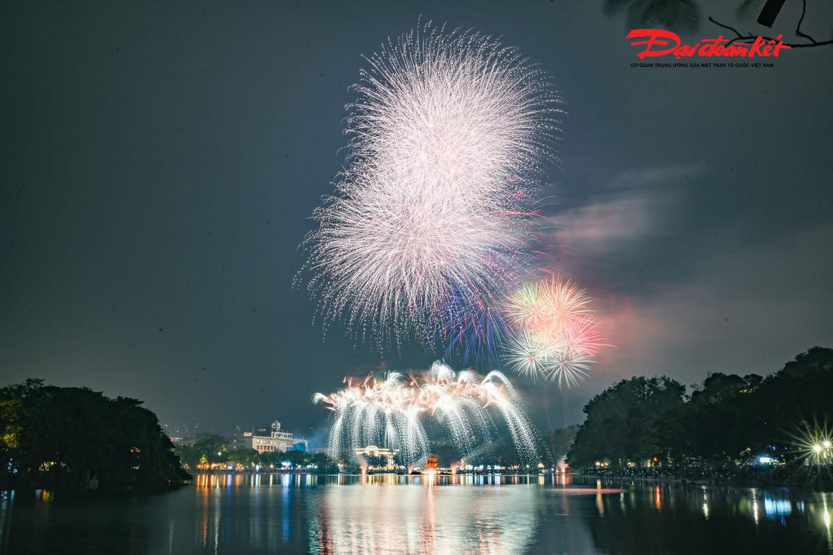 Các màn pháo hoa tầm cao kết hợp tầm thấp liên tiếp được bắn lên, tạo thành những dải sáng rực rỡ, phản chiếu lung linh xuống mặt hồ, mang đến một bữa tiệc ánh sáng mãn nhãn cho người xem.
