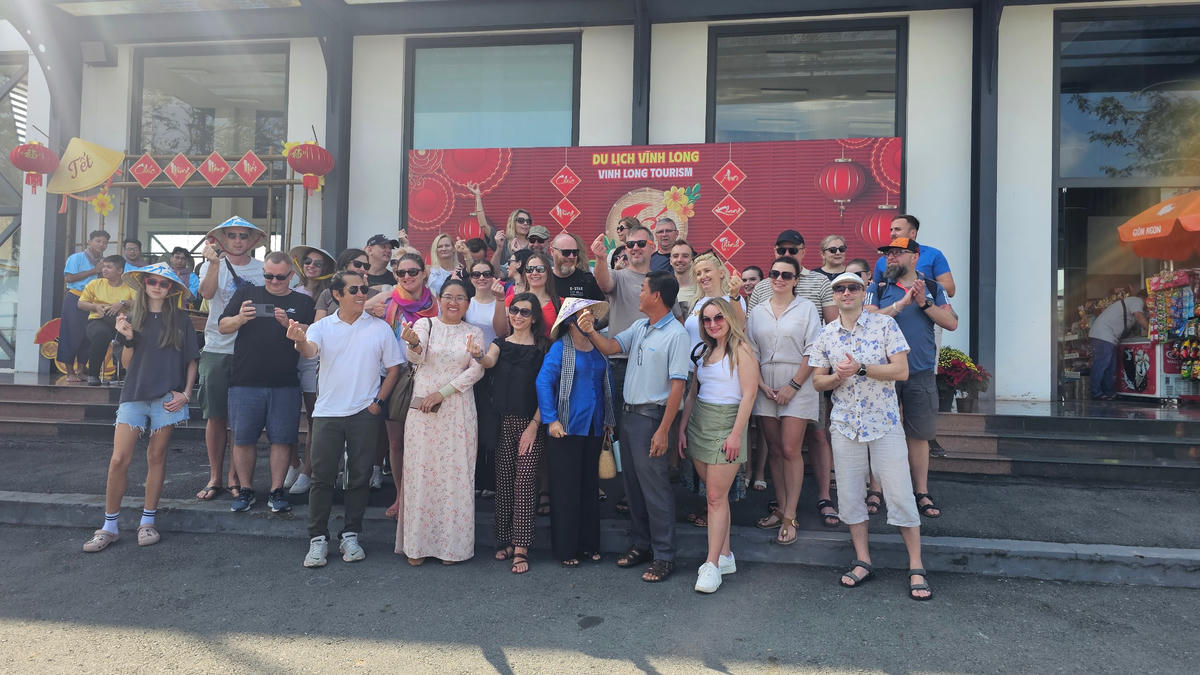 Đoàn du khách mang quốc tịch Pháp đến Vĩnh Long tham quan trong hành trình du lịch đầu năm. Ảnh: Trung Ngãi.