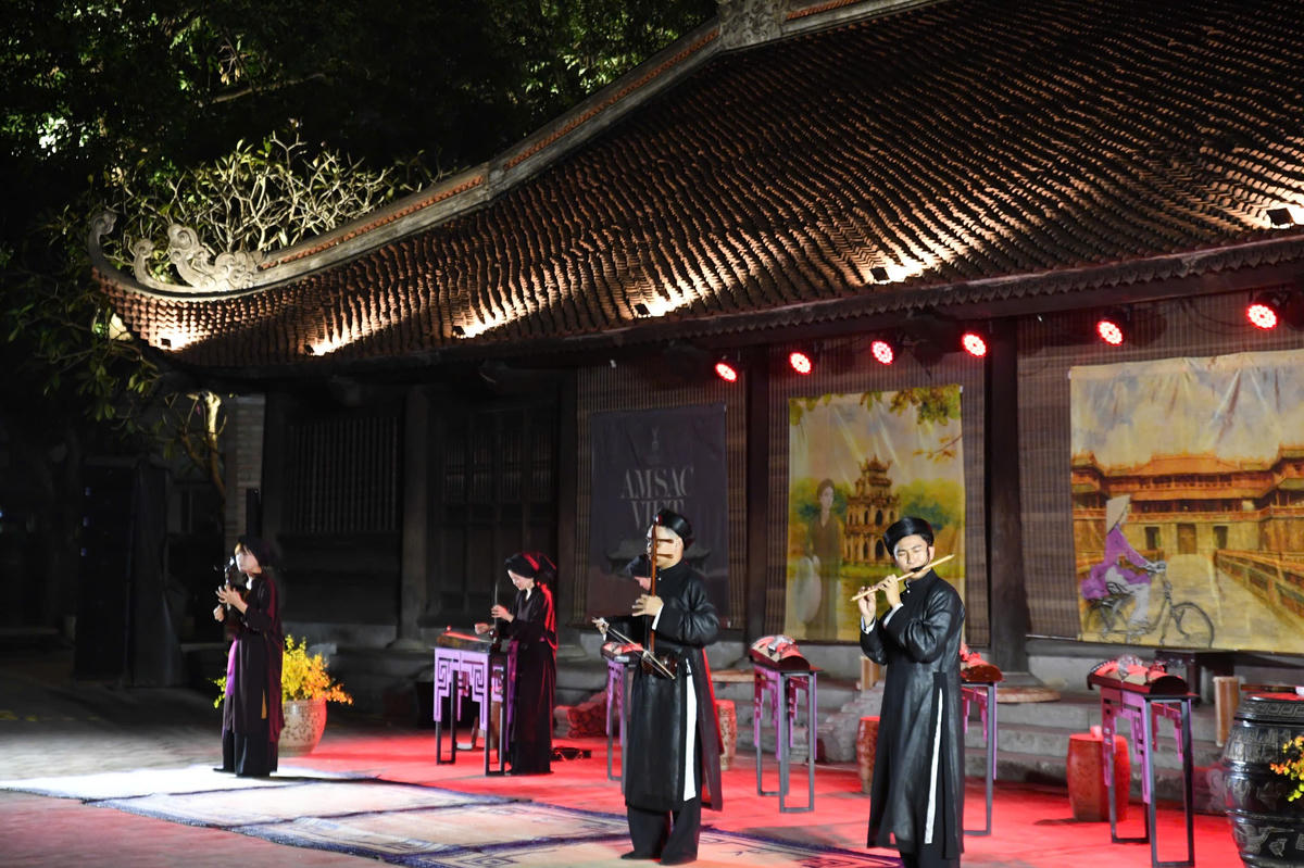 Điểm nhấn của chương trình là không gian trình diễn âm nhạc truyền thống Việt Nam, nơi các nghệ sĩ cùng các học trò Trường Cao đẳng Nghệ thuật Hà Nội tham gia biểu diễn, thể hiện tinh thần tiếp nối giữa các thế hệ. Ảnh: Phạm Sỹ.
