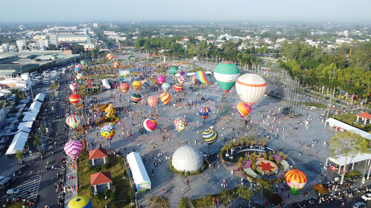 Khinh khí cầu rực rỡ bầu trời Sa Đéc chào năm mới 2026