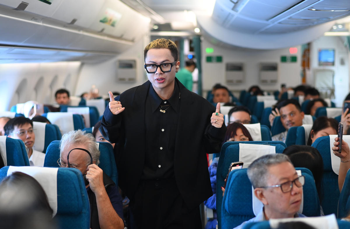 Vietnam Airlines phối hợp cùng Space Speakers ra mắt ca khúc “Kết nối” ở độ cao 10.000 mét nhân dịp chính thức cung cấp dịch vụ Internet trên máy bay.