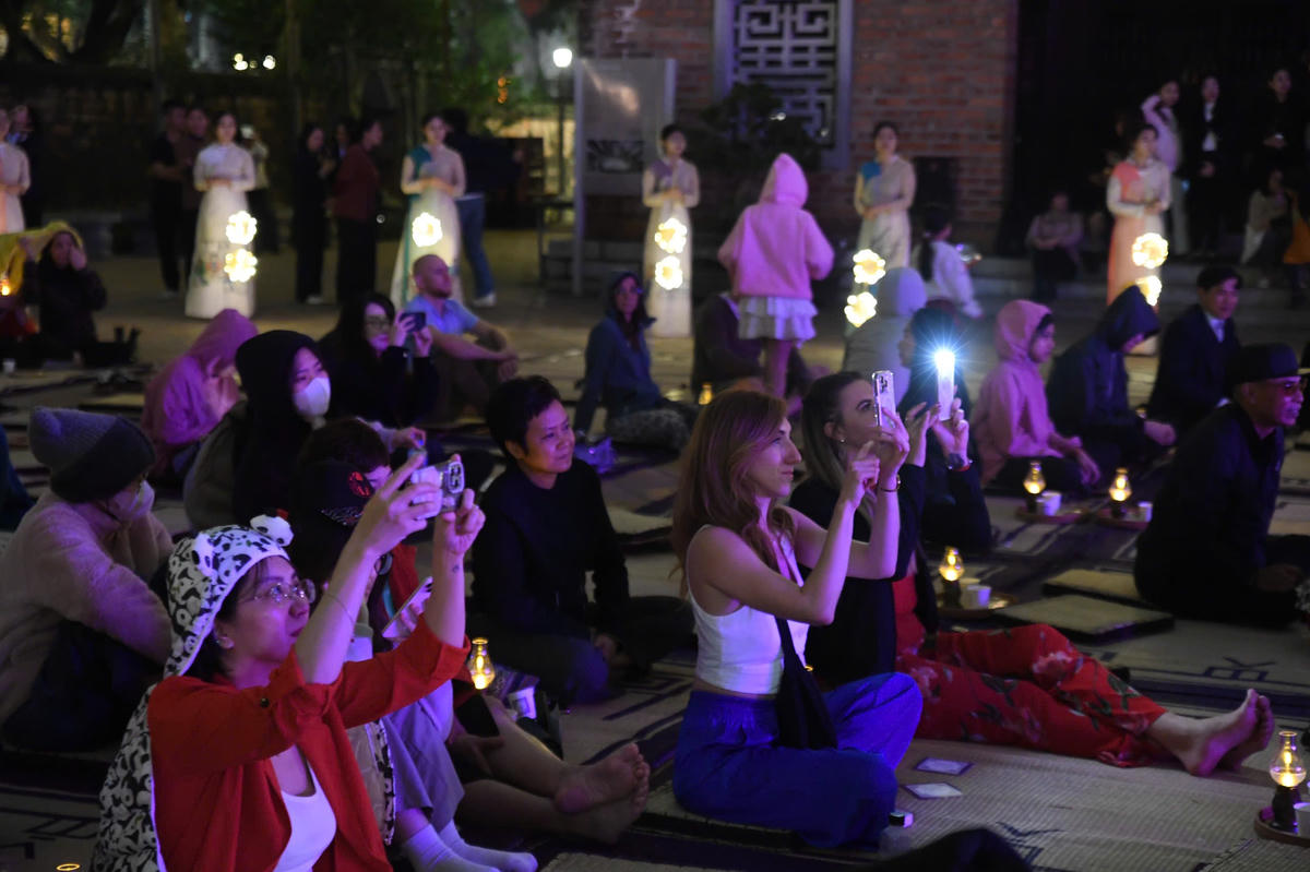 Ánh sáng và âm nhạc truyền thống đã cuốn hút những vị khách quốc tế. Ảnh: Phạm Sỹ.