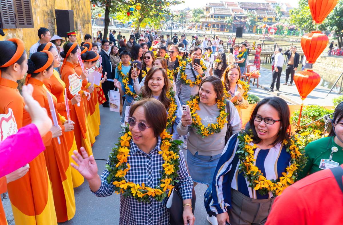 Đoàn&nbsp;du khách đến từ Philippines tham quan phố cổ Hội An đầu năm mới 2026. Ảnh: Chí Đại.