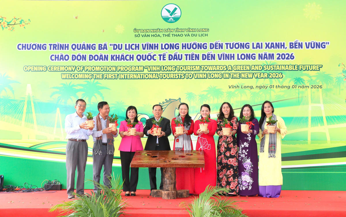 Lãnh đạo tỉnh Vĩnh Long trao quà tại buổi quảng bá du lịch đầu năm 2026. Ảnh: Trung Ngãi. 
