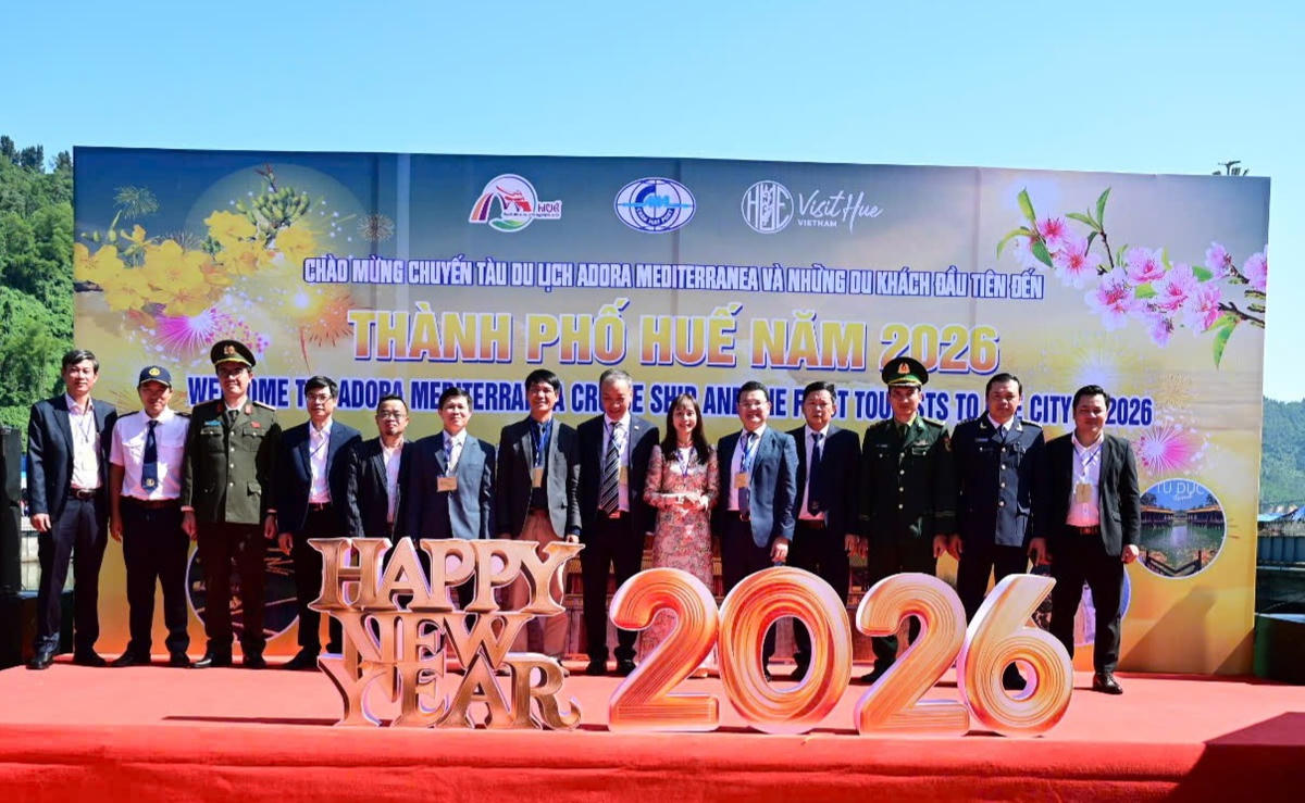 Lãnh đạo thành phố Huế chụp hình lưu niệm với du khách. Ảnh: H.H.