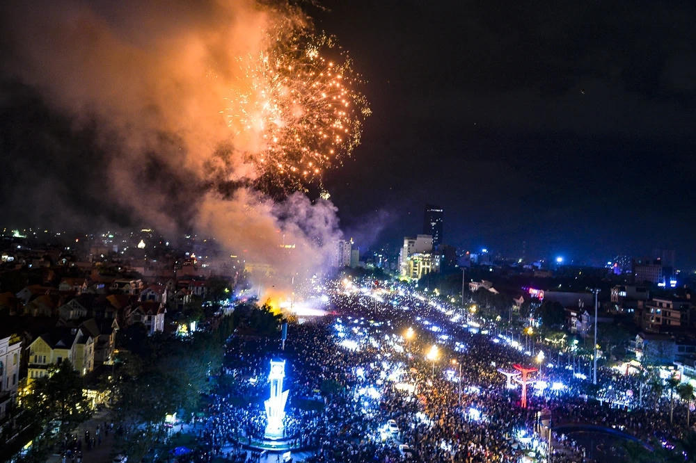 Màn pháo hoa tầm thấp diễn ra trong 15 phút tại quảng trường Lam Sơn (Thanh Hóa). Ảnh: Hoàng Đông