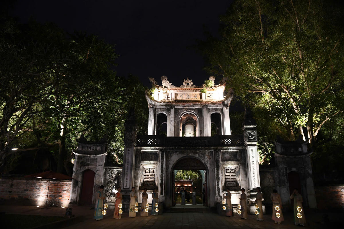 Di tích Quốc gia đặc biệt Văn Miếu – Quốc Tử Giám lung linh dưới ánh đèn. Ảnh: Phạm Sỹ.
. 