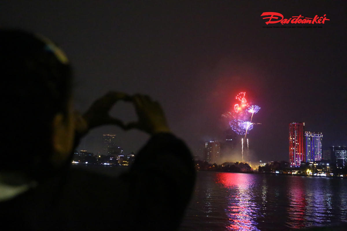 Ánh sáng pháo hoa phản chiếu xuống mặt nước mênh mang, hòa cùng tiếng reo vui, tiếng vỗ tay của người xem, làm nên một đêm hội ánh sáng đầy cảm xúc.