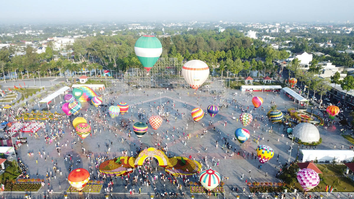 Khinh khí cầu rực rỡ bầu trời Sa Đéc chào năm mới 2026