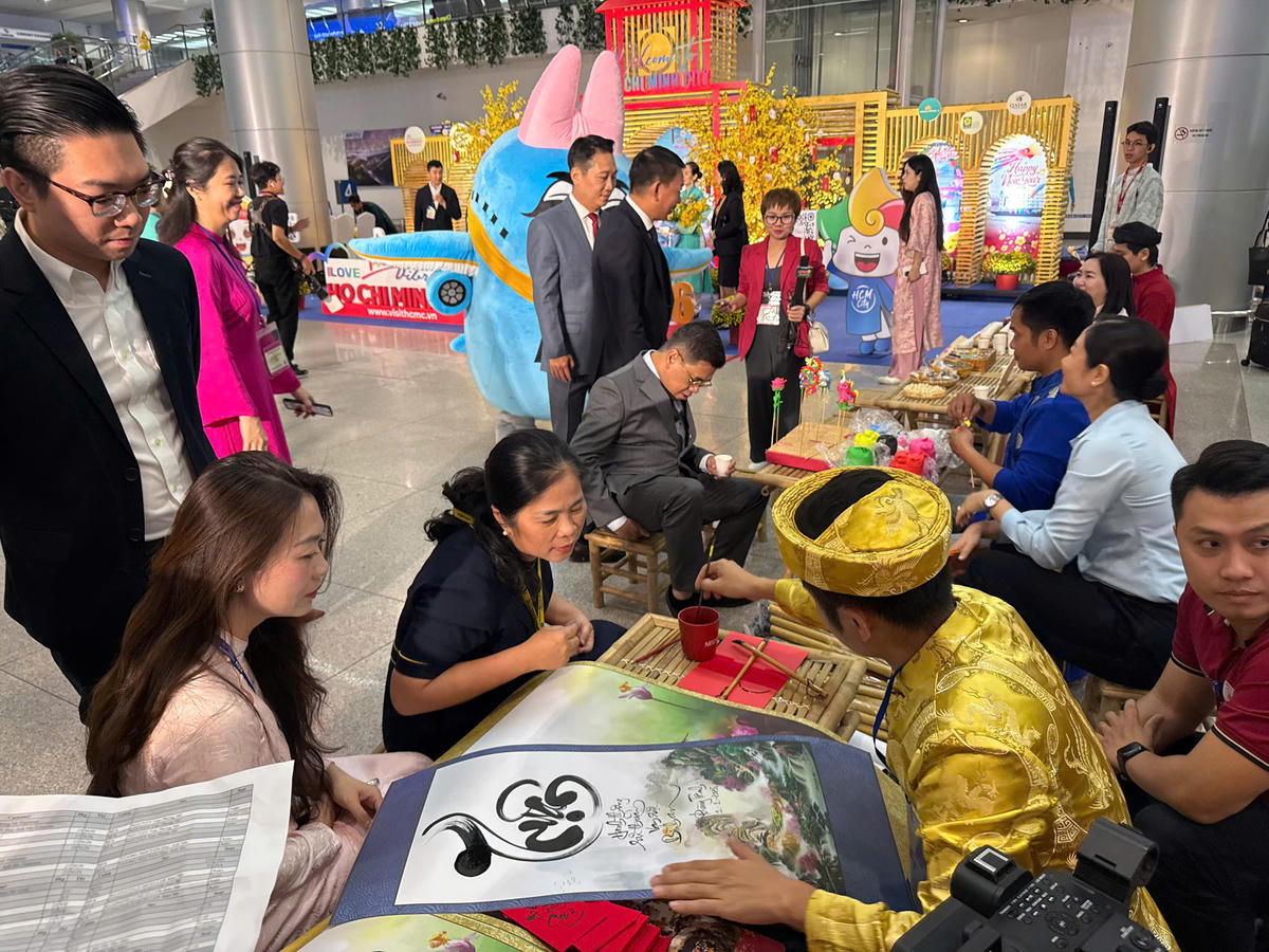 Du khách được trải nghiệm nét văn hóa truyền thống Việt Nam. Ảnh: H.T