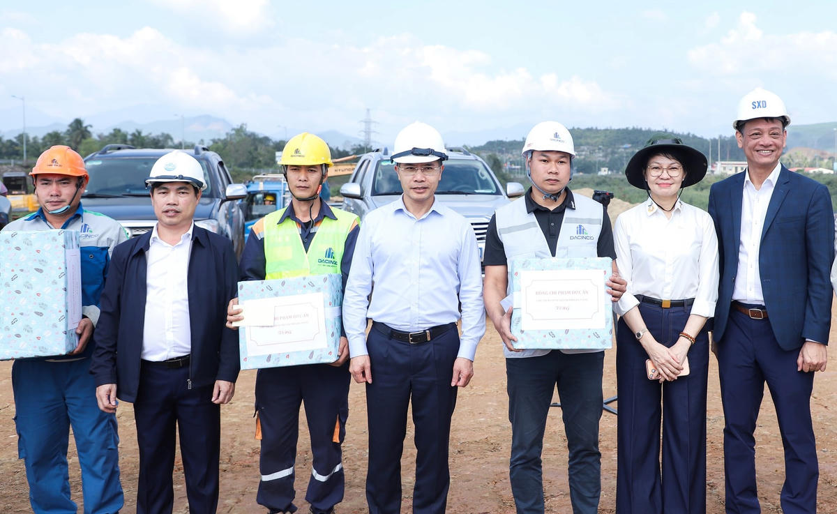Chủ tịch UBND TP Đà Nẵng Phạm Đức Ấn (giữa) tặng quà cho đơn vị thi công Dự án nút giao Quốc lộ 14B với cao tốc Đà Nẵng-Quảng Ngãi. Ảnh: CV.