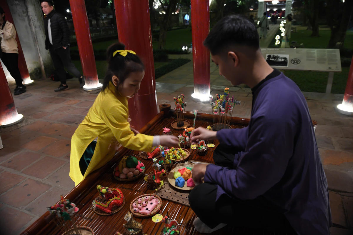 Trong truyền thống dân tộc, học không chỉ là học chữ, học kinh sách, mà còn là quá trình truyền nghề, truyền kỹ năng, truyền tinh hoa giữa các thế hệ.&nbsp; Ảnh: Phạm Sỹ.
