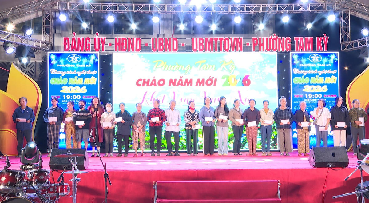 Lãnh đạo phường Tam Kỳ tao quà cho các hộ gia đình có hoàn cảnh khó khăn. Ảnh: CV.