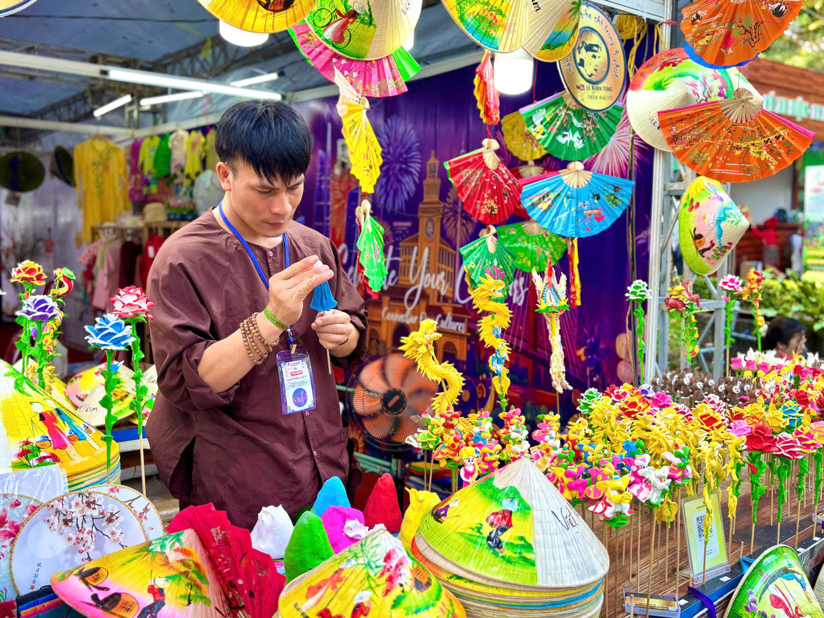 Nhiều trò chơi dân gian được "trình làng" đáp ứng yêu cầu vui chơi của du khách. Ảnh: H.T