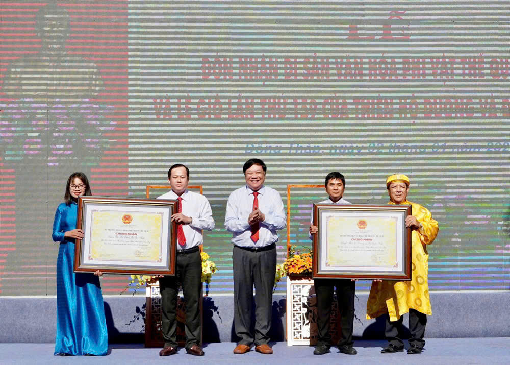 Chủ tịch UBND tỉnh Đồng Tháp Phạm Thành Ngại (giữa) trao Giấy Chứng nhận Di sản văn hóa phi vật thể quốc gia của Bộ Văn hóa, Thể thao và Du lịch cho lãnh đạo địa phương. Ảnh: Việt Tiến.