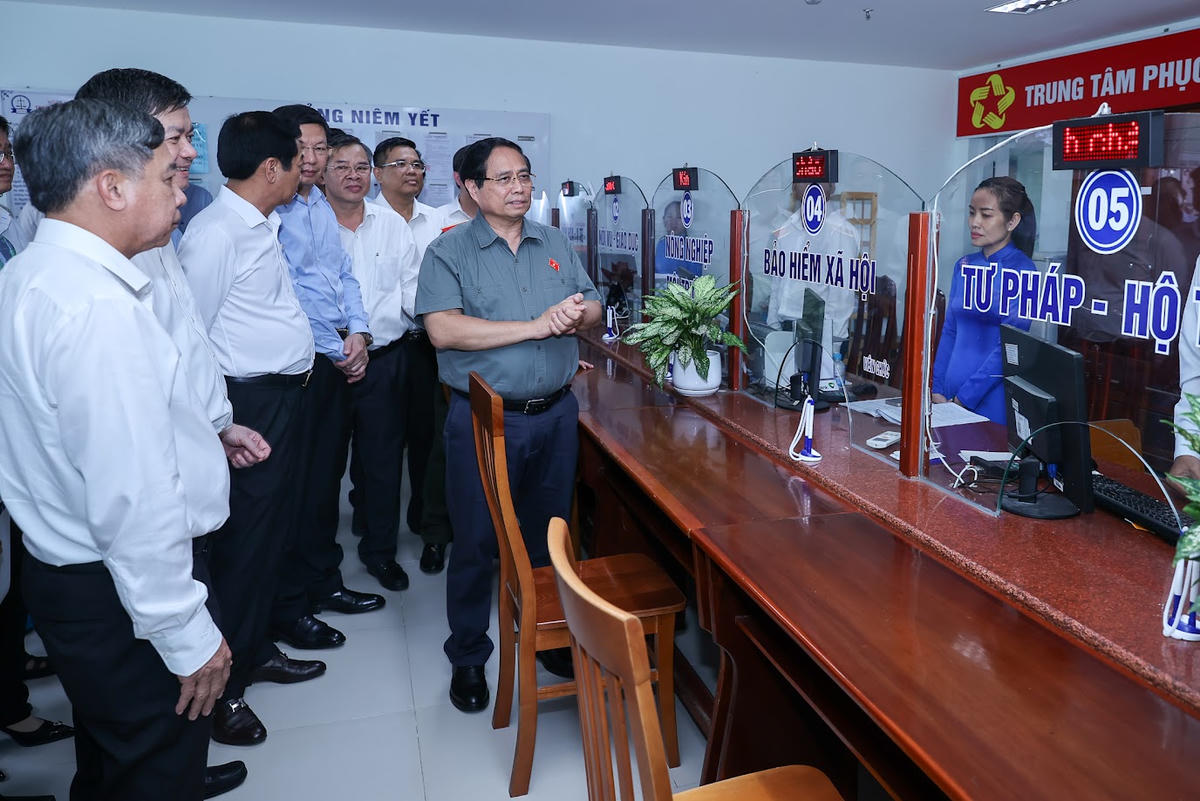Thủ tướng Chính phủ Phạm Minh Chính kiểm tra việc vận hành Trung tâm phục vụ hành chính công phường Hưng Phú, thành phố Cần Thơ, vào tháng 10/2025 - Ảnh: VGP.