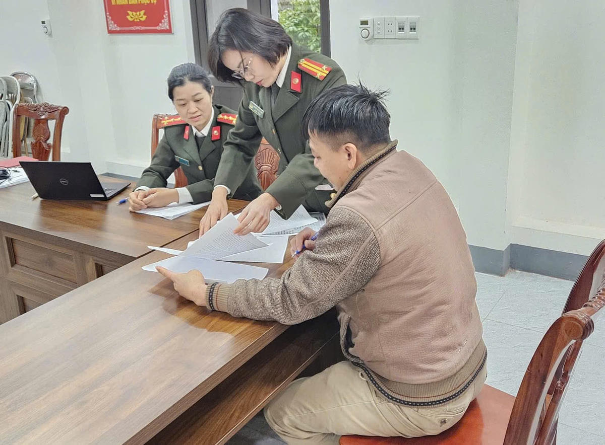 L. V. S. làm việc với Cơ quan chức năng. Ảnh: Công an phường Cam Đường.