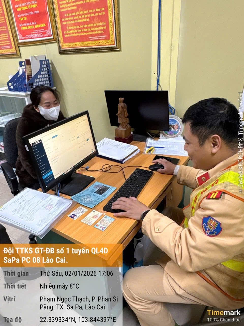 Vũ Thị Thanh Huyền làm việc với CSGT. Ảnh: Phòng CSGT tỉnh Lào Cai.