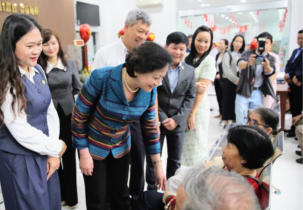 Phó Thủ tướng Phạm Thị Thanh Trà thăm hỏi người dân đến làm thủ tục tại Trung tâm phục vụ hành chính công phường Hải Châu, Đà Nẵng, tháng 11/2025 - Ảnh: VGP.