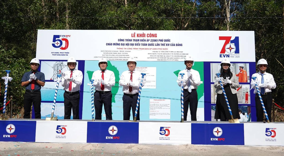 Các đại biểu thực hiện nghi thức khởi công Trạm biến áp 220kV Phú Quốc (tỉnh An Giang)