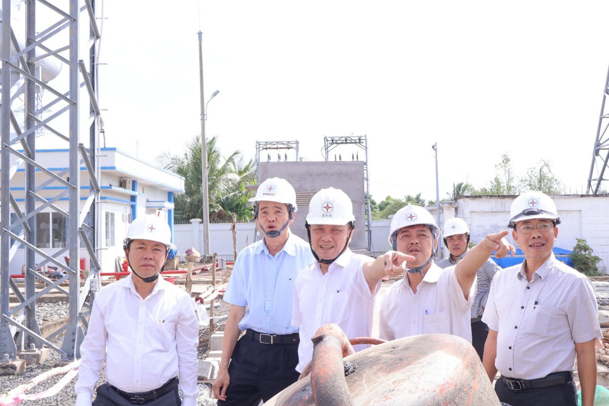 Tổng giám đốc EVNSPC Nguyễn Phước Đức (đứng giữa) và Thành viên HĐTV Lê Xuân Hải (thứ 2 từ trái sang) đôn đốc các dự án trên địa bàn tỉnh Vĩnh Long