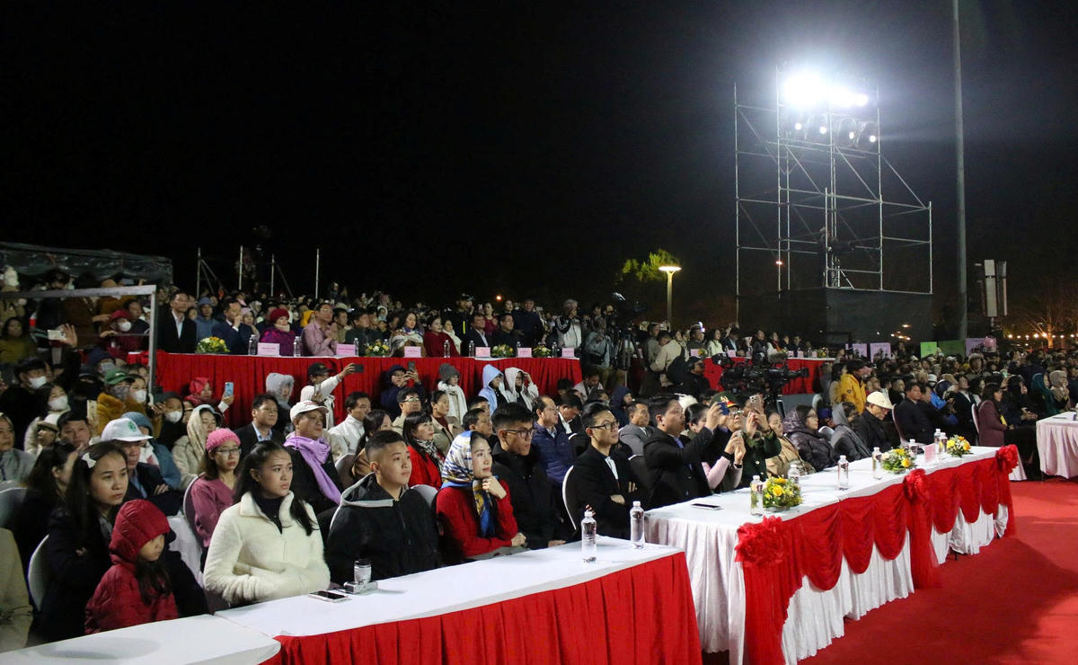 Các đại biểu tham dự Lễ khai mạc Tuần văn hóa du lịch với chủ đề “Măng Đen- Sắc hồng giữa đại ngàn”. Ảnh: Nguyễn Tín.