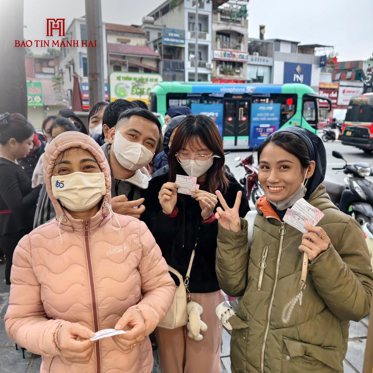 Người dân khoe phiếu mua Tứ Quý Thịnh Vượng 0,1 chỉ của Bảo Tín Mạnh Hải