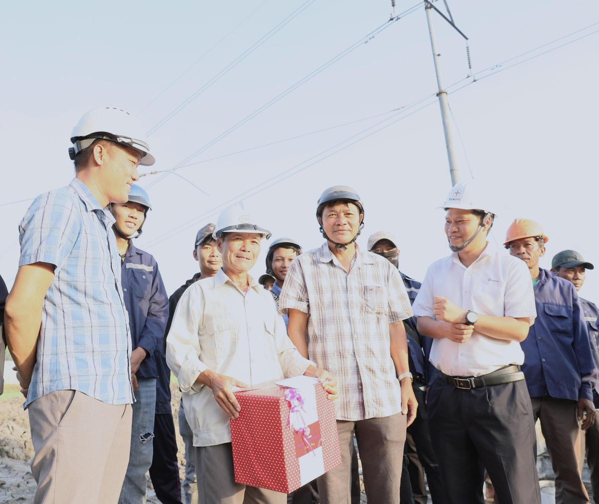 Phó Tổng giám đốc EVNSPC Bùi Quốc Hoan (áo trắng) sâu sát các dự án trên địa bàn TP Cần Thơ trong những ngày cuối năm 2025