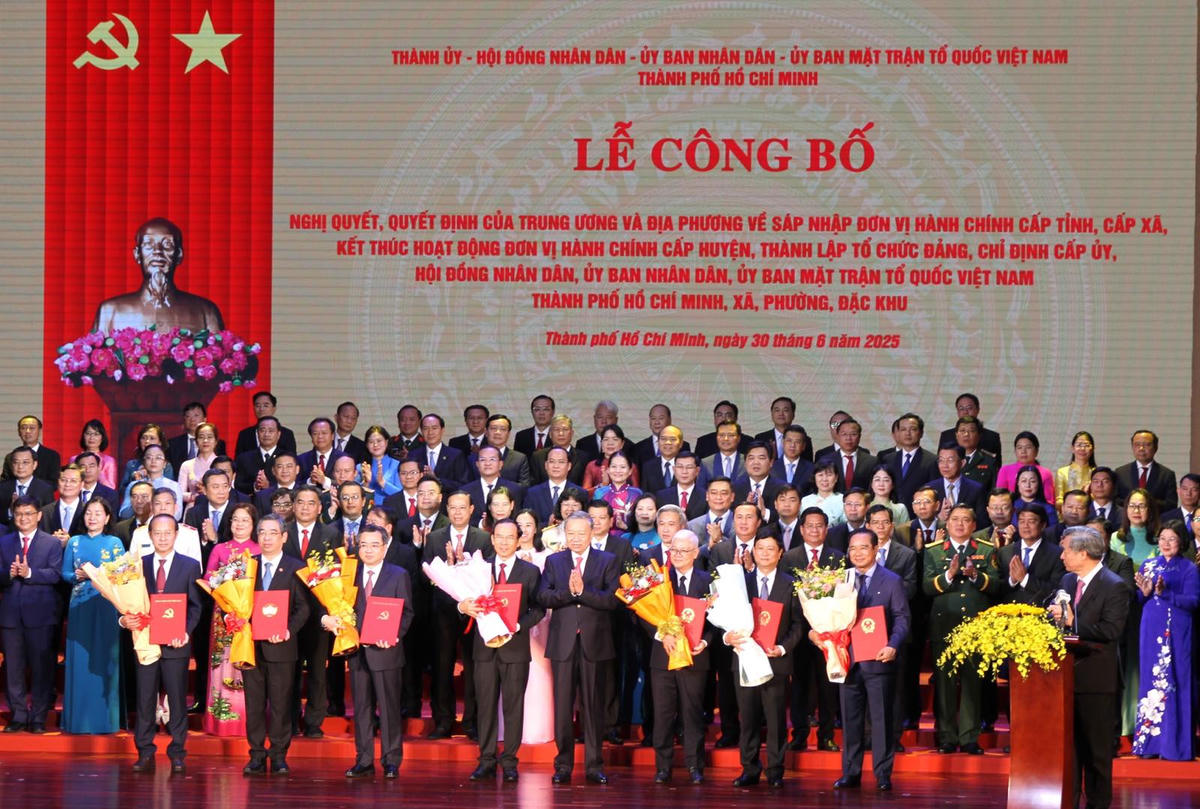 Tổng Bí thư Tô Lâm dự Lễ công bố các nghị quyết, quyết định của Trung ương và địa phương về sáp nhập đơn vị hành chính cấp tỉnh, cấp xã, kết thúc đơn vị hành chính cấp huyện, thành lập tổ chức đảng, chỉ định cấp ủy, HĐND, UBND, Ủy ban MTTQ Việt Nam TPHCM, xã, phường, đặc khu - Ảnh: VGP.