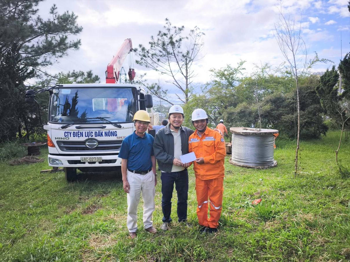 Phó Tổng giám đốc EVNSPC Đào Hòa Bình (giữa) động viên lực lượng công nhân tham gia “tiếp sức” để kịp tiến độ của các dự án điện