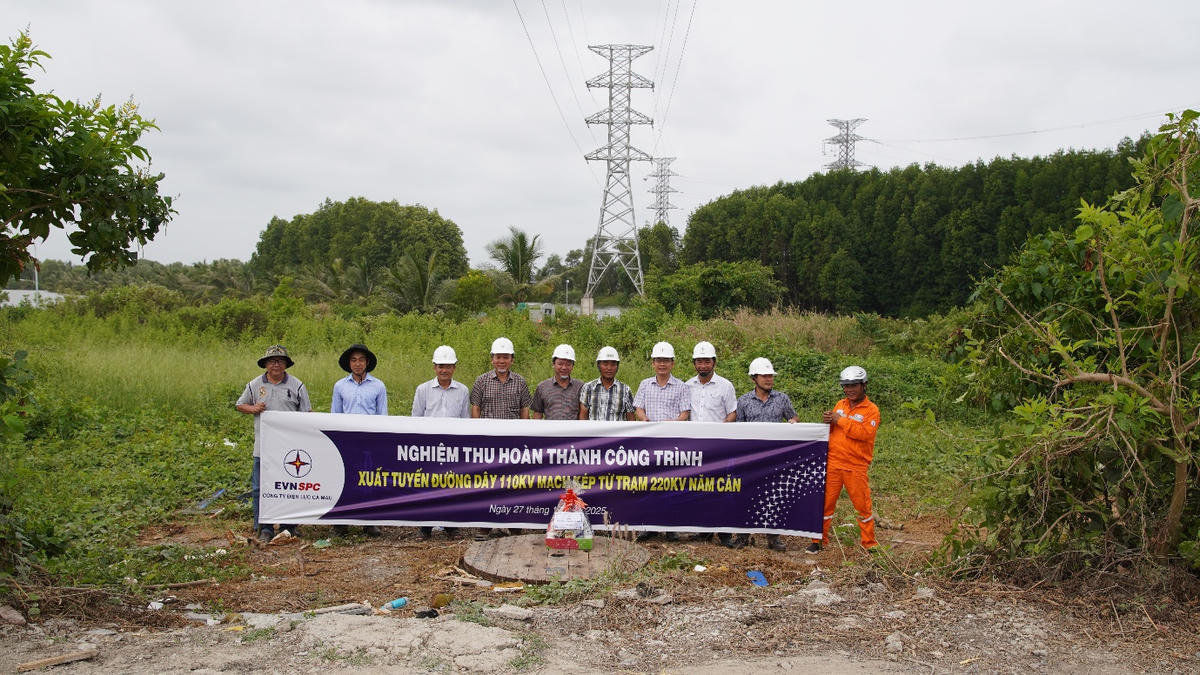 Các công trình chạy đua, kịp hoàn thành đóng điện trước thềm năm 2026. Trong ảnh: Phó Tổng giám đốc EVNSPC Lâm Xuân Tuấn (thứ 4 từ trái sang) cùng tổ nghiệm thu đóng điện công trình Xuất tuyến đường dây 110kV mạch kép từ trạm 220kV Năm Căn