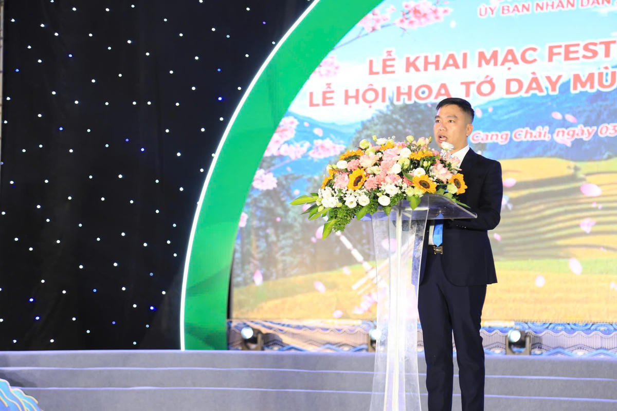 Ông Trần Ngọc Hiệp, Chủ tịch UBND xã Mù Cang Chải phát biểu tại Lễ khai mạc. Ảnh: Đức Hùng.