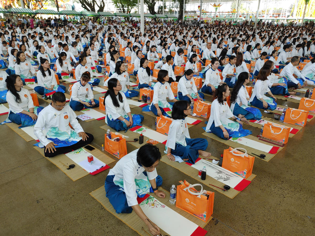 1.000 thư pháp gia từ các tỉnh - thành tham gia đồng diễn viết chữ thư pháp đầu năm. Ảnh: H.L