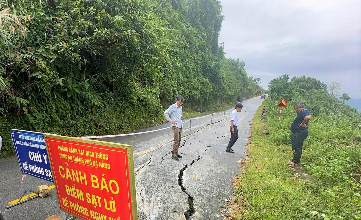 Nứt, sụt lún mặt đường lý trình km68+030 - km68+100, xã Trà Tân, TP Đà Nẵng. Ảnh: CV.