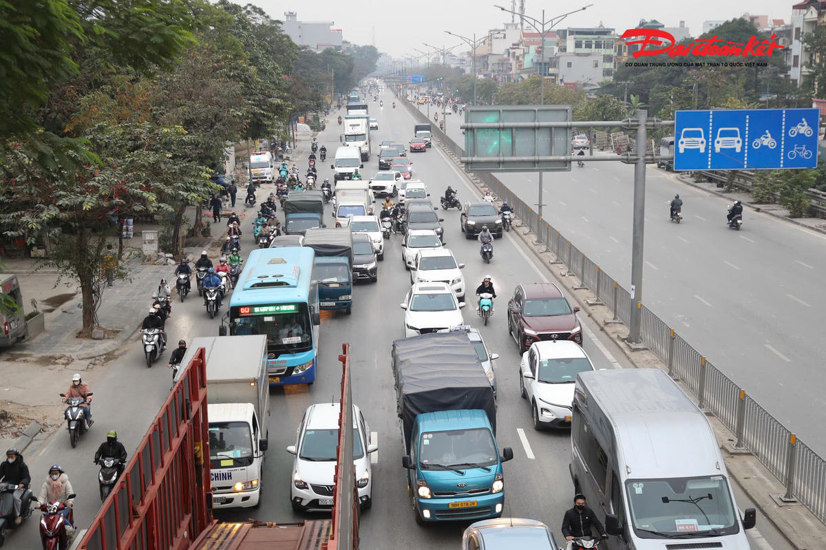 Tuyến đường Ngọc Hồi lúc 16h30 lưu lượng phương tiện bắt đầu đông đúc.