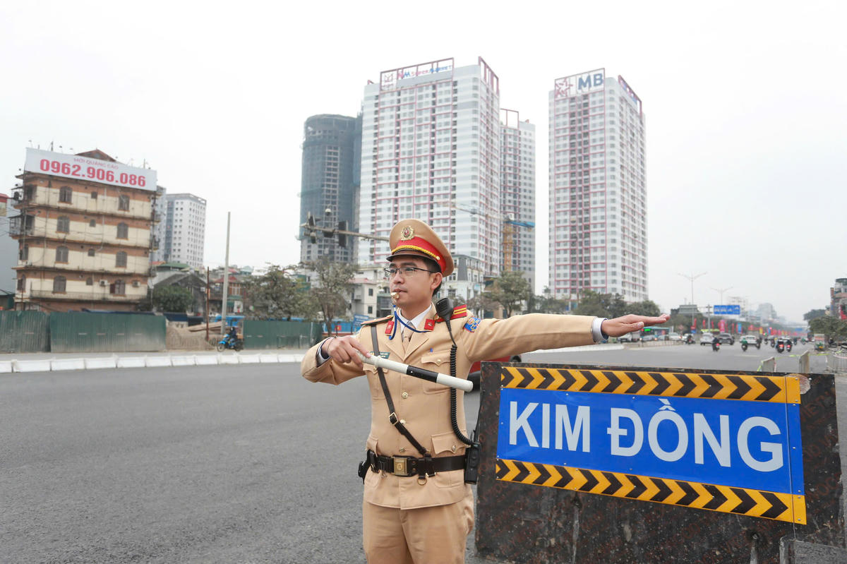 CSGT hướng dẫn các phương tiện từ Giải Phóng đi Kim Đồng.