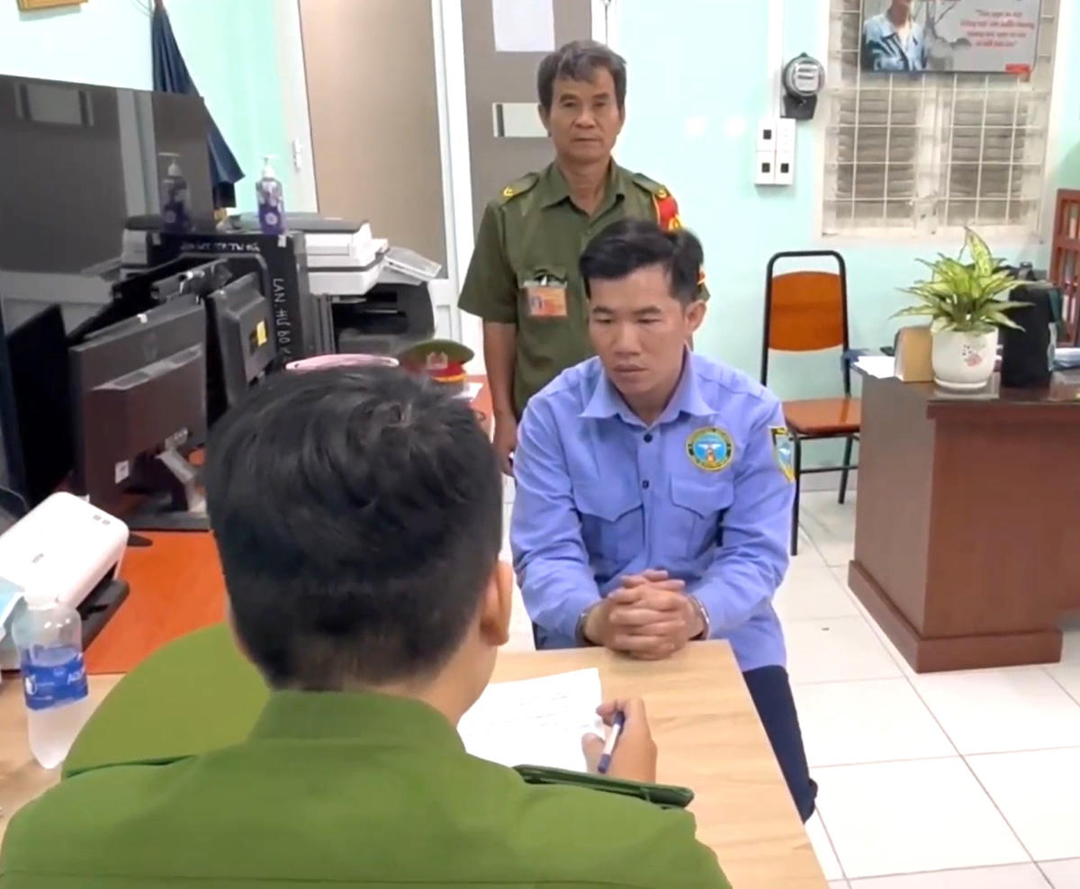 Đối tượng nghi phạm tại cơ quan công an. Ảnh: CACC.