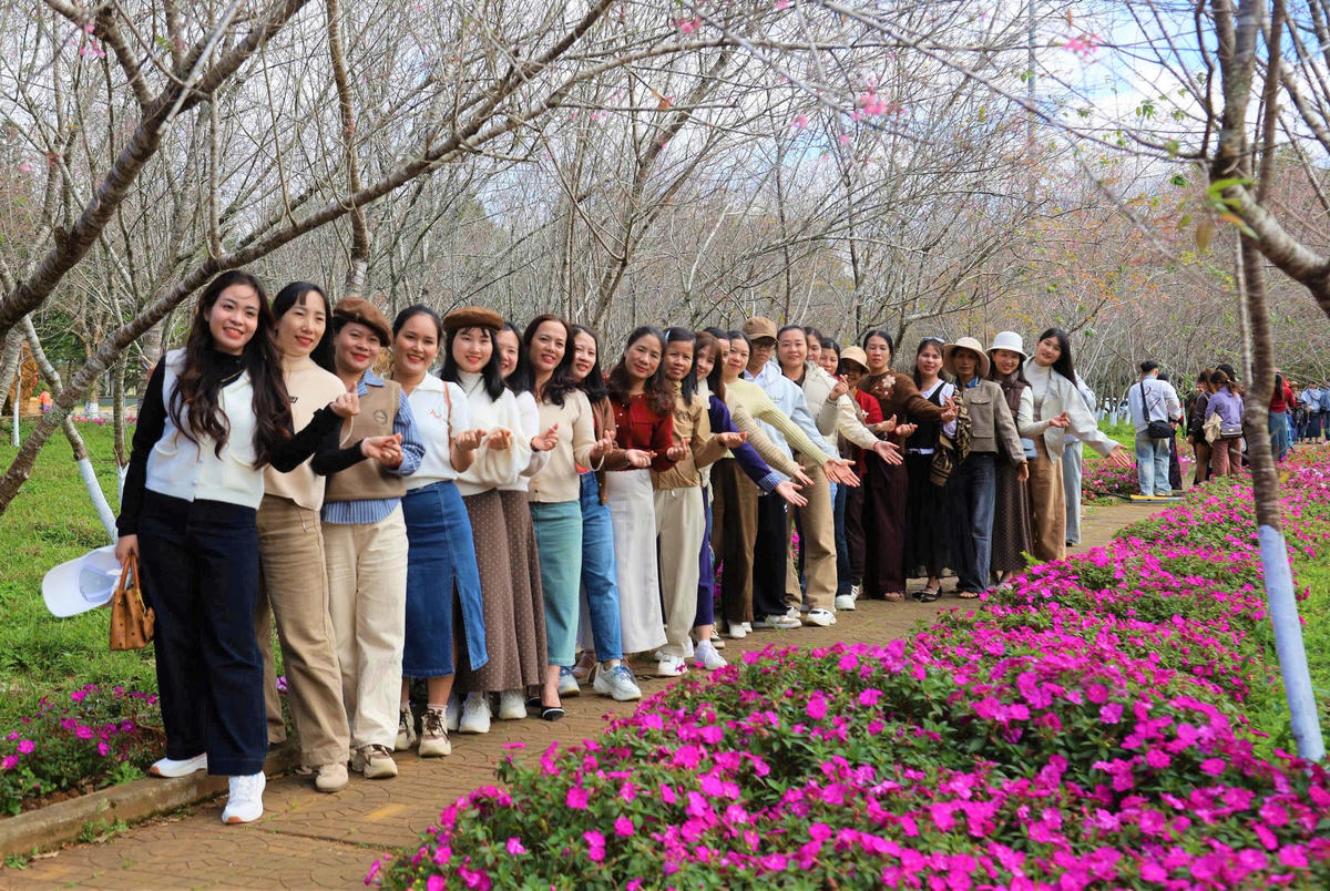 Các du khách check in ở vườn nghệ thuật Măng Đen. Ảnh: CV.