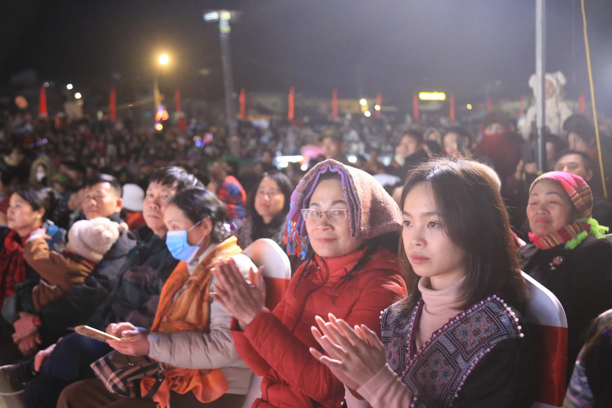 Mặc dù thời tiết lạnh, nhưng rất đông người dân và du khách đã đến tham dự Lễ khai mạc. Ảnh: Đức Hùng.