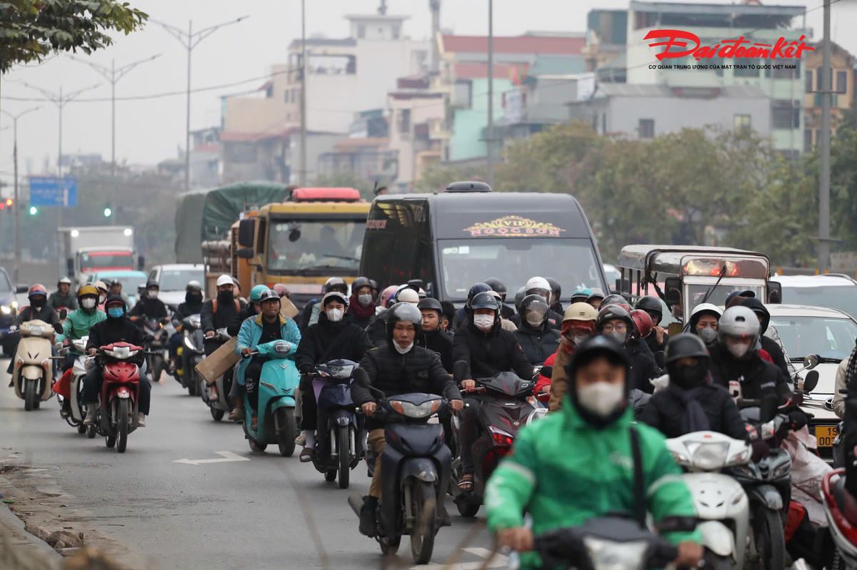 Các tuyến đường của Thủ đô bắt đầu đông đúc, bởi nhiều người dân lựa chọn trở lại Hà Nội sớm.