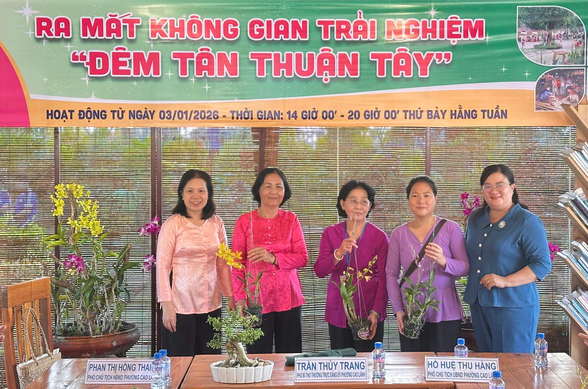 Bà Hồ Huệ Thu Hằng, Phó Chủ tịch UBND phường Cao Lãnh (bìa phải) tặng hoa chúc mừng các tiểu thương tại buổi ra mắt. Ảnh: Trung Ngãi.