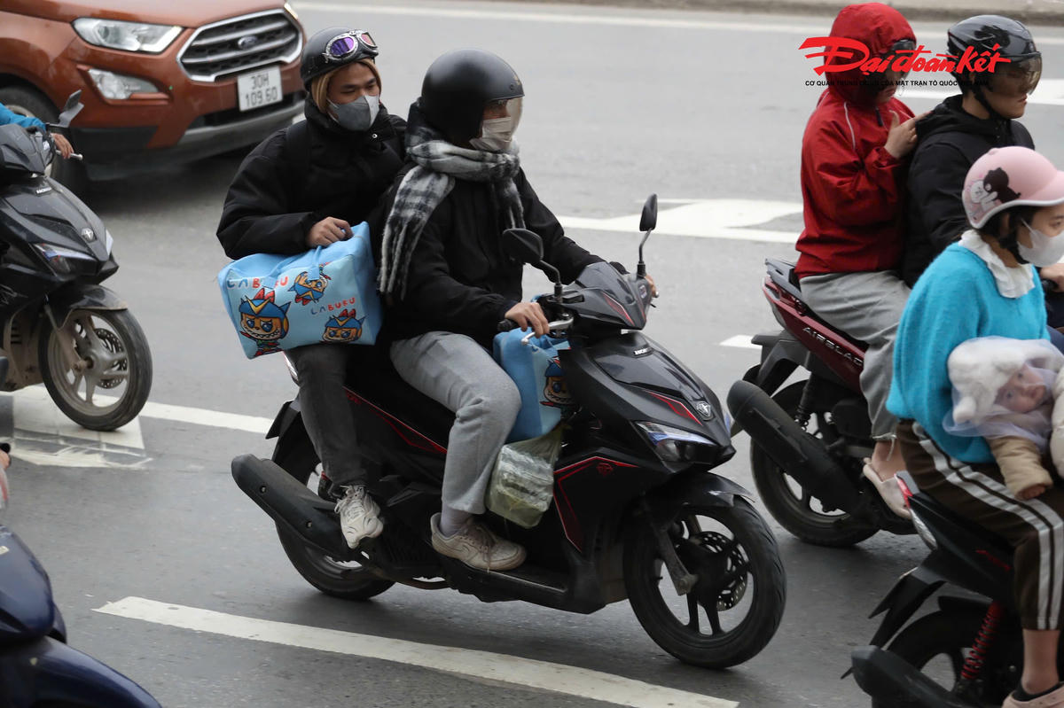 Ai nấy đều lỉnh kỉnh đồ đạc quay trở lại Hà Nội.