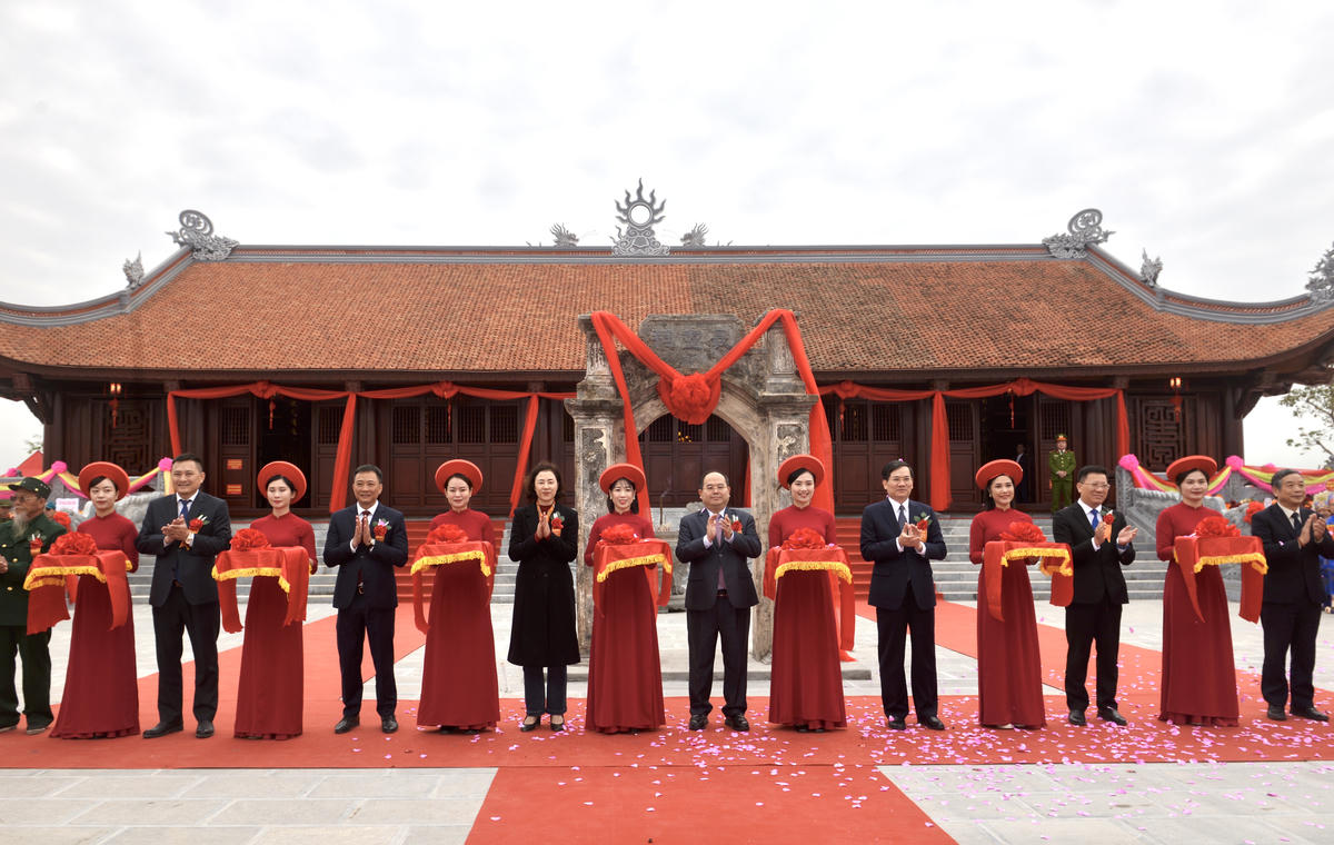 Các đại biểu cắt băng khánh thành công trình. Ảnh: Ngọc Anh.